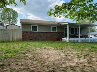 102 Cross St, Byrdstown, TN 38549