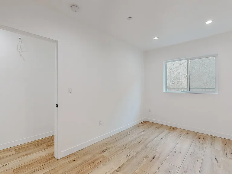 6811 Gloria Ave — Photo 11
