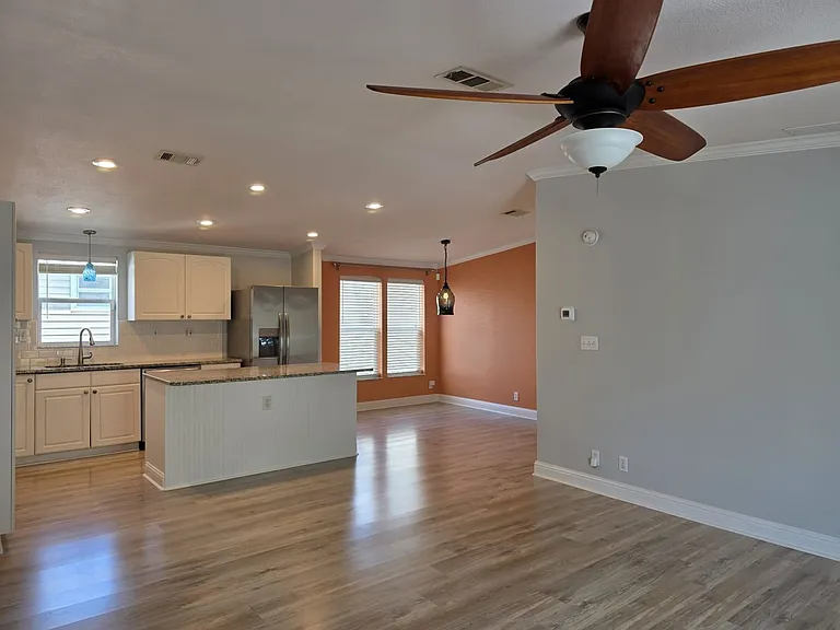 2921 Dupont St S — Photo 16