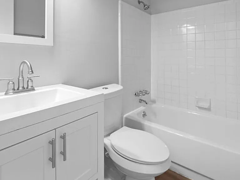Plymouth Gardens Apartments — Photo 12