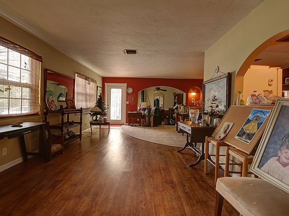 3rd image of 2059 Pleasant Dr