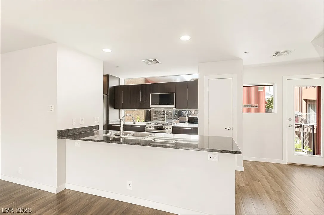 2 bed, 2.0 bath, 1877 sqft, $2,023 — Photo 2