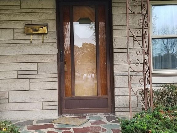 3rd image of 6937 Meadow View Dr