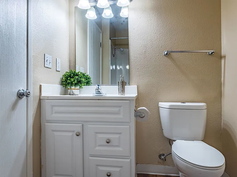 Acacia Apartments — Photo 5