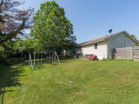 3rd image of 30 Lakeview Dr