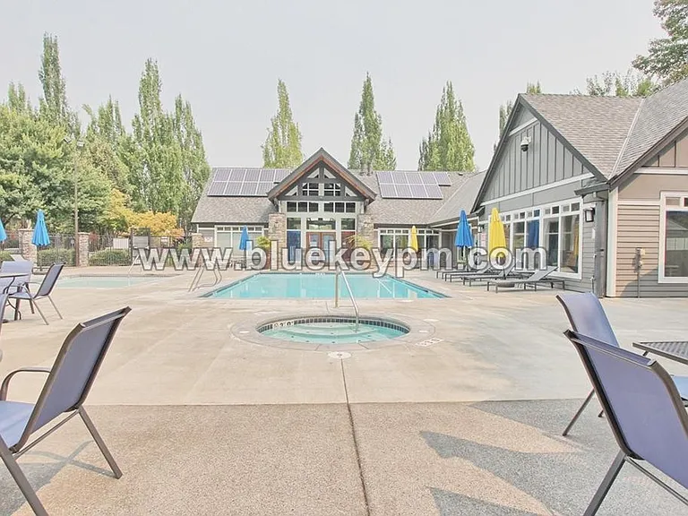 985 SE Tamango St — Photo 15