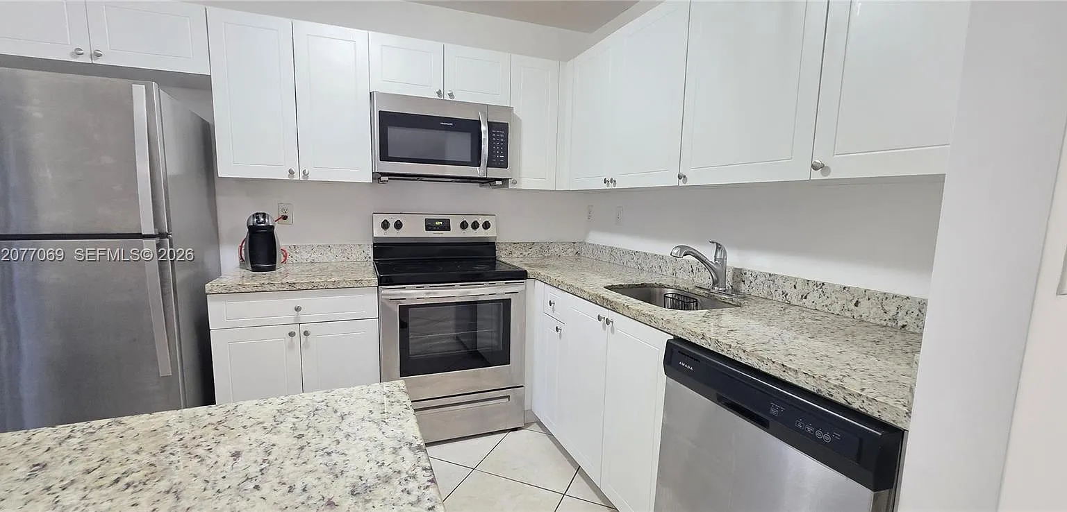 Quatraine Condo Ii Ph Ii — Photo 1