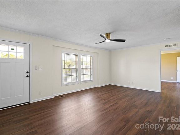 3rd image of 1058 Canada Dr