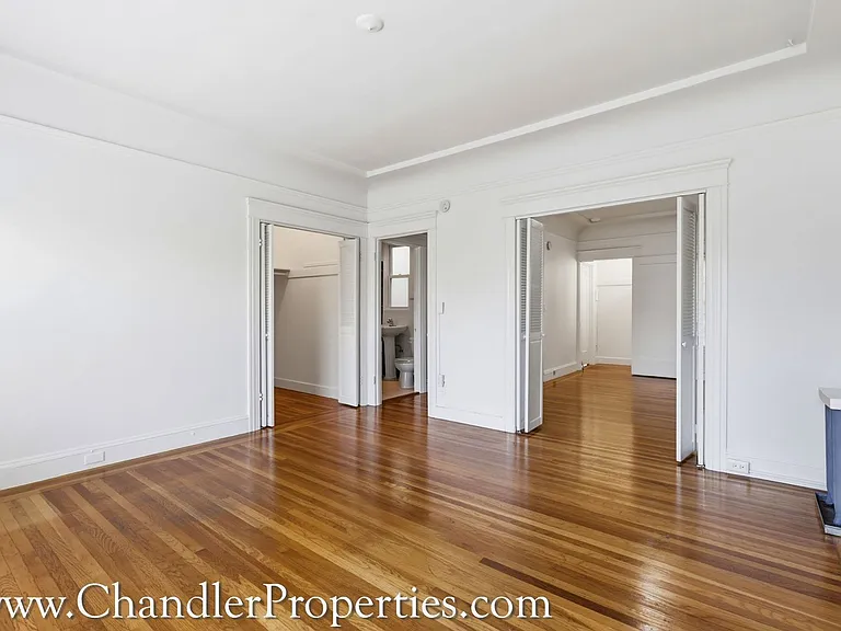 1135 Bay St — Photo 2