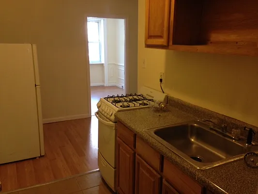 Rented by Premier Metro Realty Corp | media 4