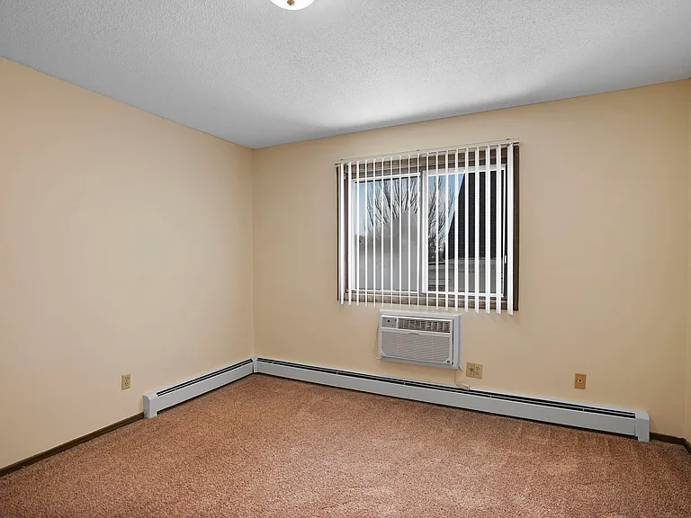 Hennepin Apartments — Photo 32