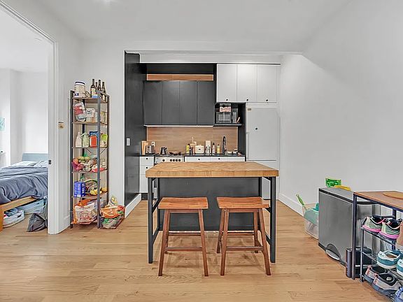 4th image of 402 Cornelia St #3