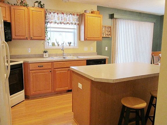 3rd image of 11096 Creekside Dr