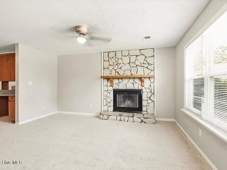 1910 Neptune Dr — Photo 4