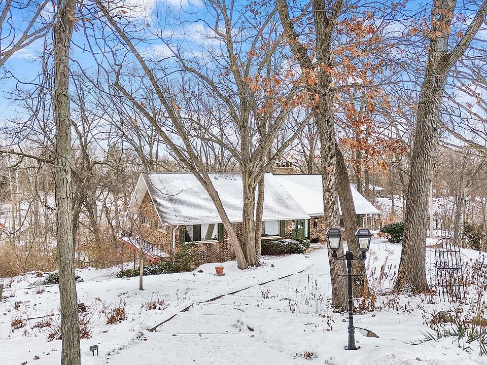 1st image of 203 Oakridge Ct