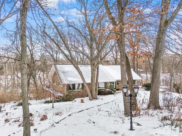 203 Oakridge Ct, Valparaiso, IN 46385