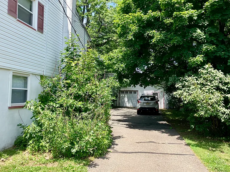 LARGE DRIVEWAY