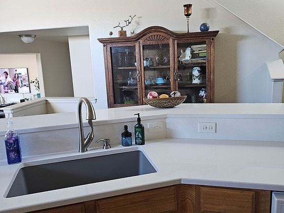 5th image of 481 Pioneer Ln