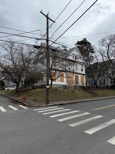 2nd image of 337 Beacon St