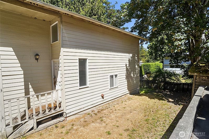 5th image of 10616 Roosevelt Way NE