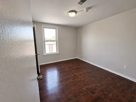 5 bed, 1830 sqft, $2,350 — Photo 2
