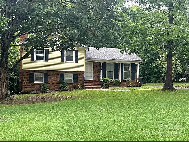 1601 Bonnie Ln — Photo 1