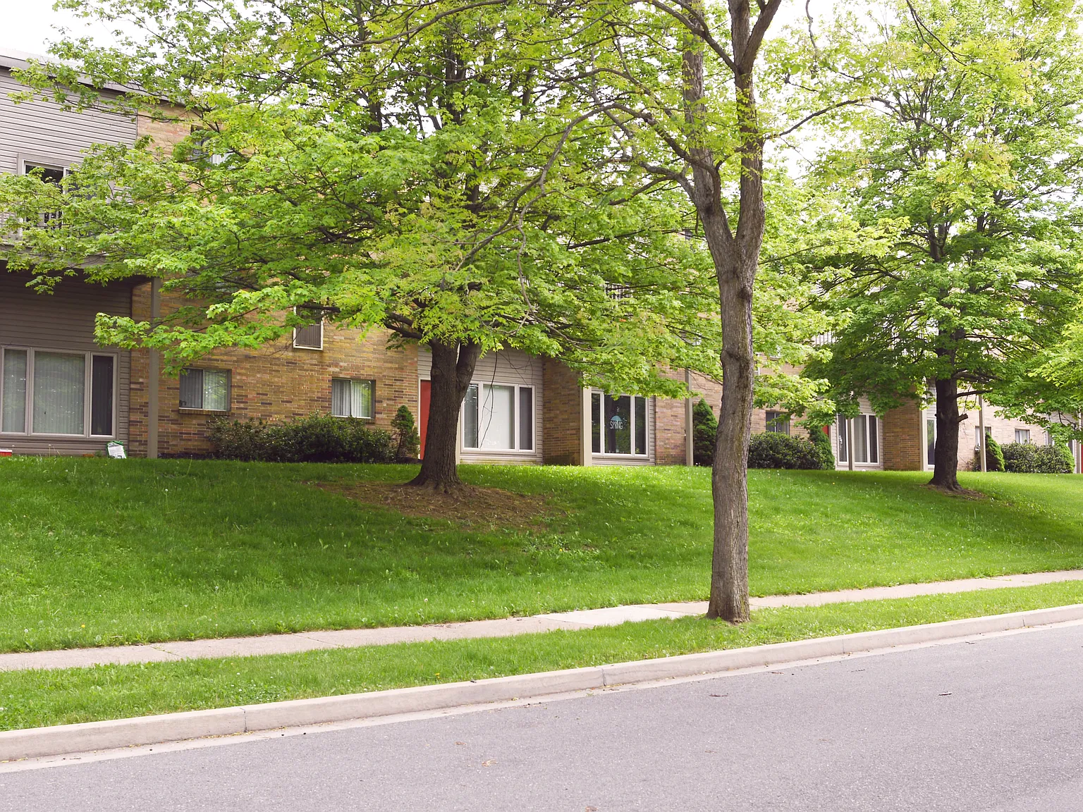 University Terrace Apartments — Photo 2