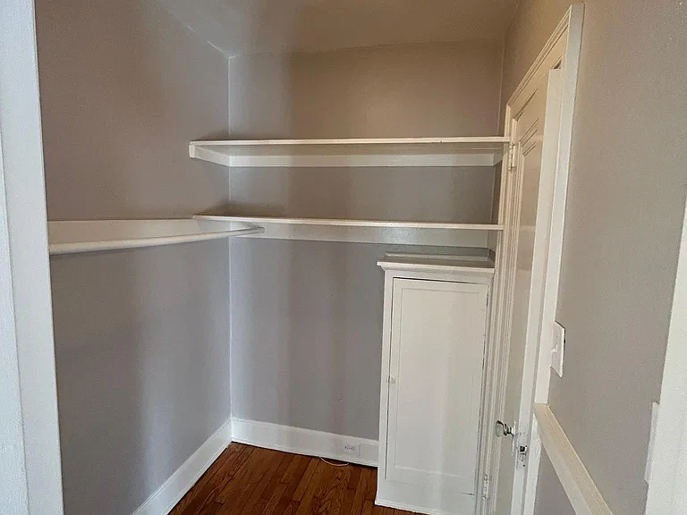 137 E Chestnut St #8 — Photo 6