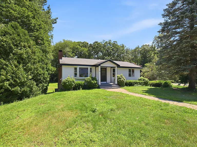 44 Topsfield Cir — Photo 2