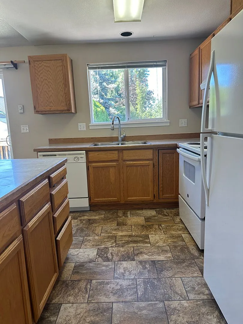 3 Bed 2 Bath Home: Fully Fenced Yard & Convenient Location — Photo 4