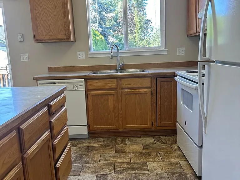 3025 SW Reindeer Ave — Photo 4