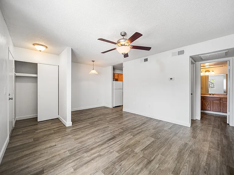 Sunflower Apartments — Photo 20