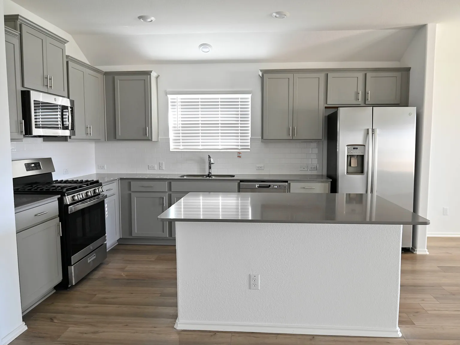 4 bed, 2.0 bath, 1938 sqft, $2,150 — Photo 3