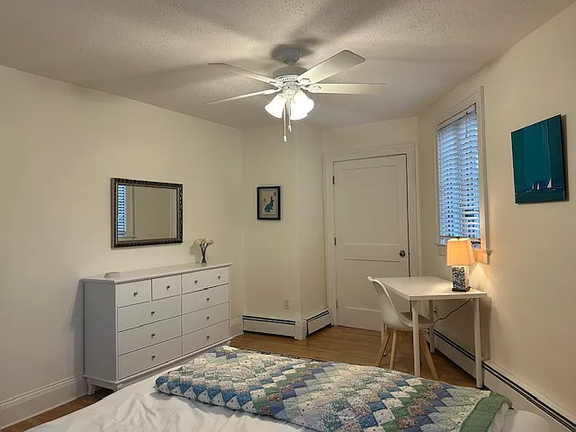 2nd bedroom with queen bed