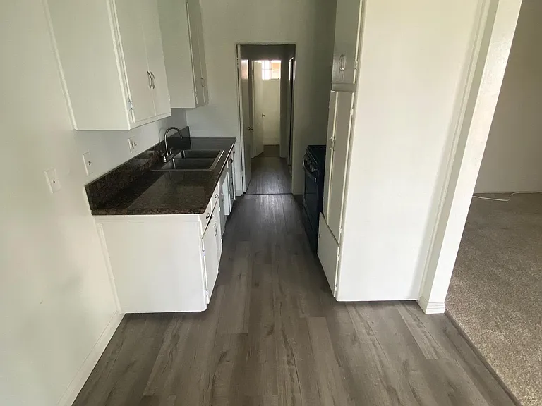 535 E Adams St #15 — Photo 8
