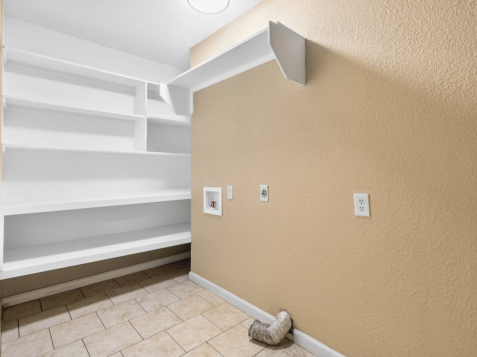 4 bed, 2000 sqft, $2,300 — Photo 4