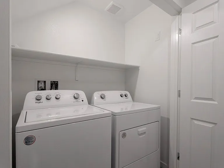 902 Bronzite St — Photo 10
