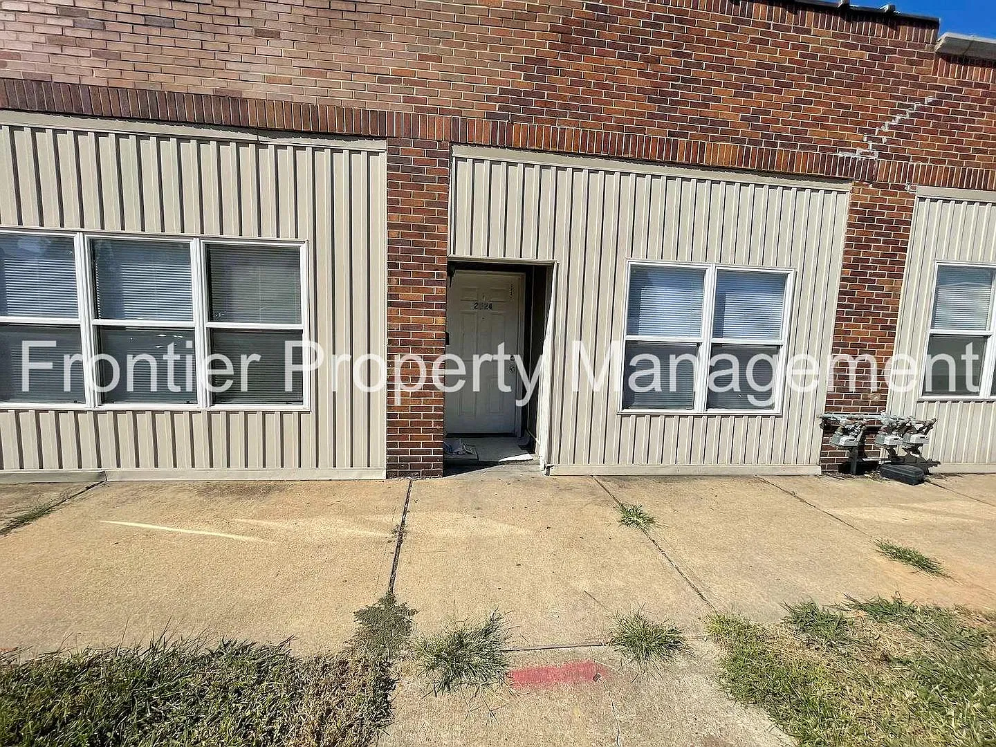 3133 Magnolia — Photo 1