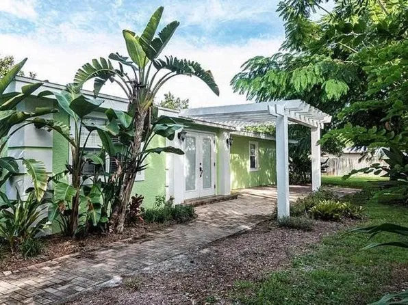 1399 Cooper Dr, Naples, FL 34103
