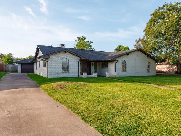 502 Red Bud Ln, Baytown, TX 77520