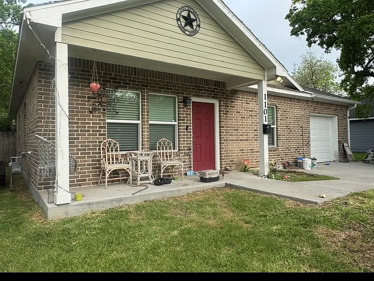 1101 11th 1/2 St N — Photo 9
