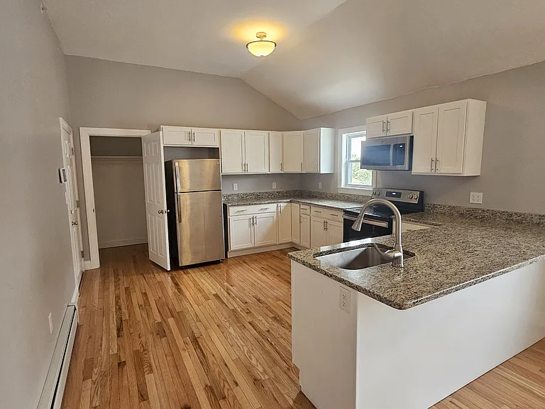 92 Hamilton St #5 — Photo 1