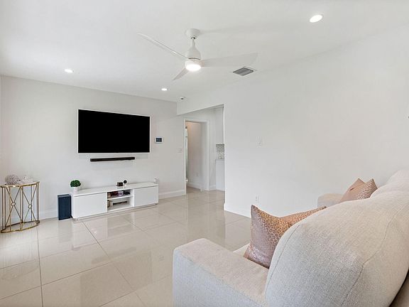 5th image of 125 NW 23rd Street