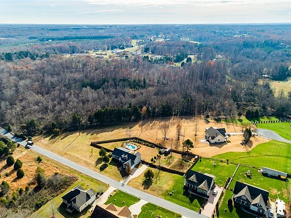 5th image of 8-11 Shepherds Bluff Dr