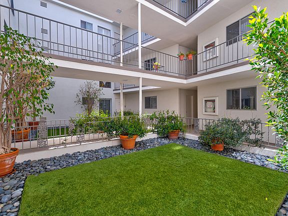 3rd image of 516 San Vicente Blvd Unit 202