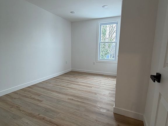 5th image of 13 Bartholdi Ave Floor 1