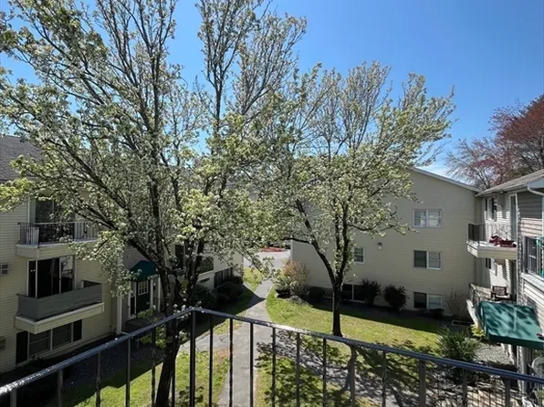 1261 Church St APT 33, New Bedford, MA 02745