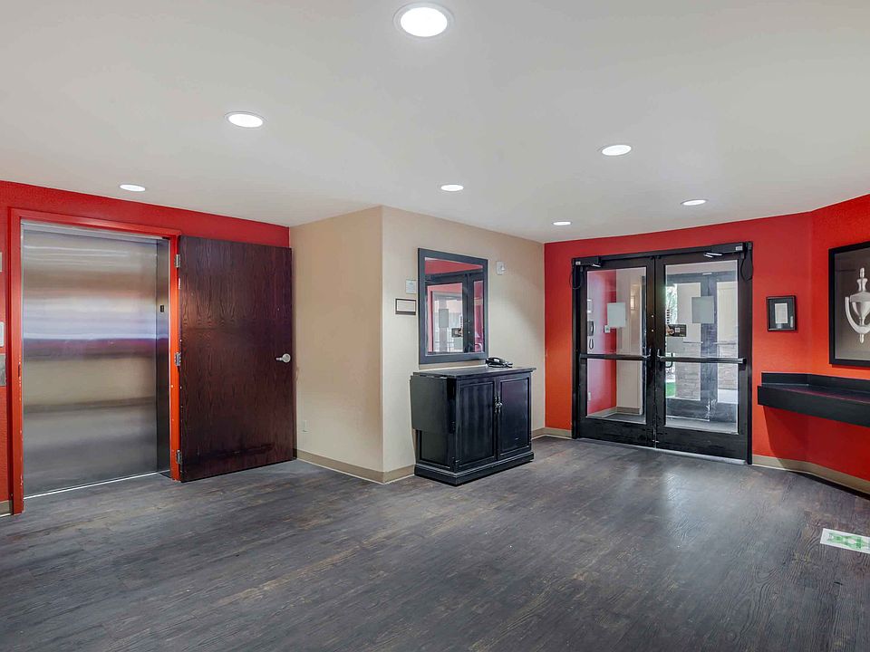 Lobby and Guest Check-in
