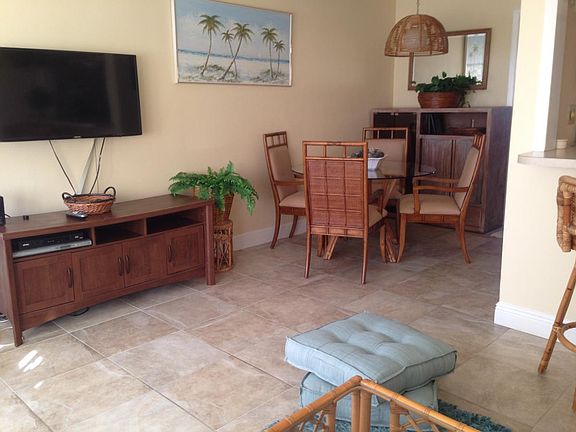 Flat screen, living & dining area