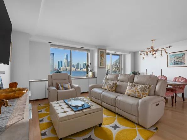 21 South End Avenue 421/321 image 3 of 16